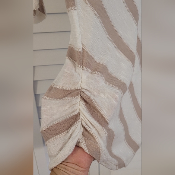 Lavish ladies top - Picture 3 of 3